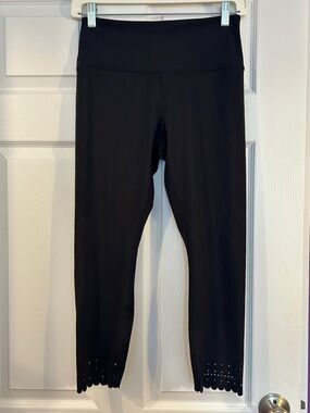 Hyba Sz Medium Black High-Rise Capri Leggings with Laser-Cut Hem